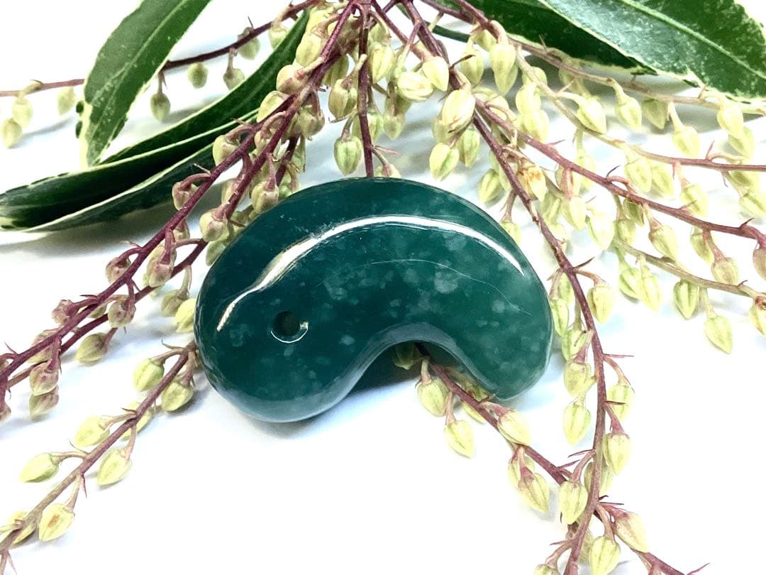 ✳premium 糸魚川翡翠翡翠勾玉　吉兆文様の雪輪　再結晶線入り御守りに‼️