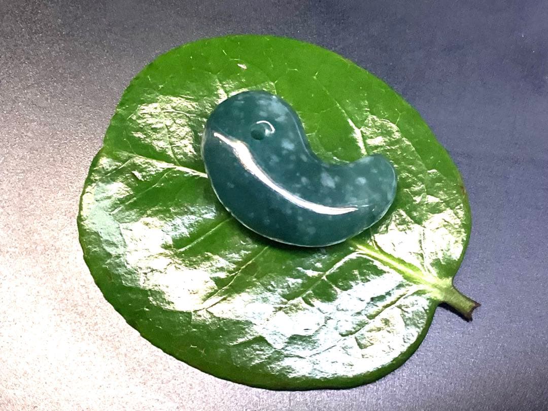 ✳premium 糸魚川翡翠翡翠勾玉　吉兆文様の雪輪　再結晶線入り御守りに‼️