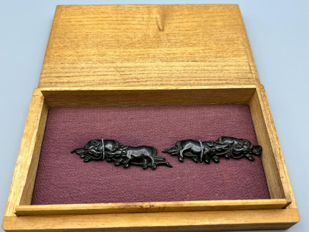 【海】江戸明治金工　二疋牛図　金目　手彫　目貫一体　銅製鍍金　骨董品　専用箱付