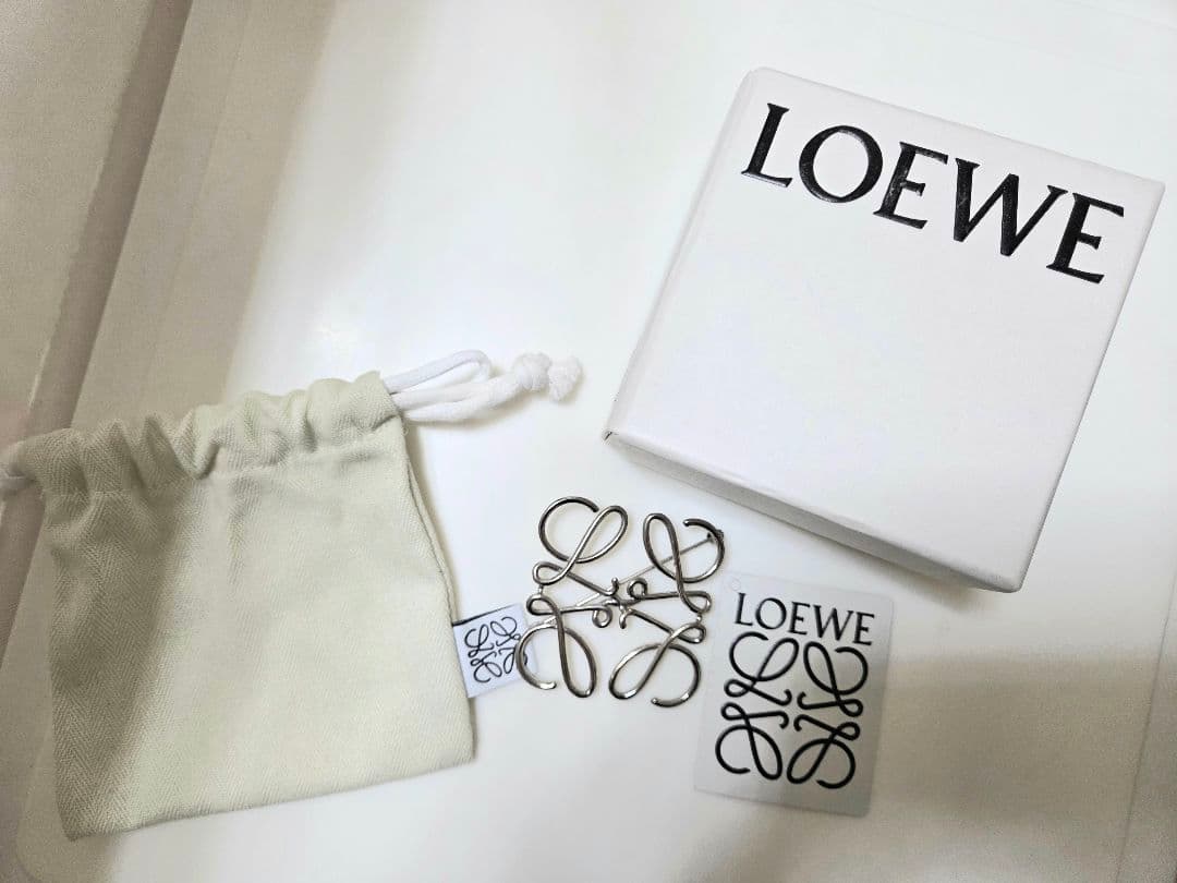 LOEWE ブローチ シルバー