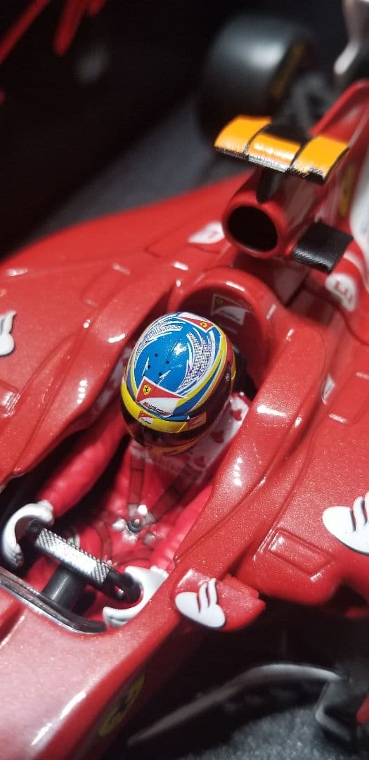 マテル　フェラーリ 150°ITALIA　F.アロンソ　1/18