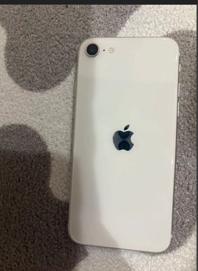 Apple iPhone SE 第三世代　ホワイト 本体