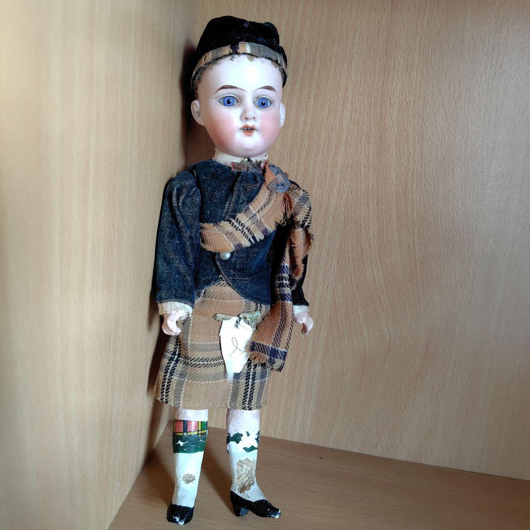 護衛兵のアンティーク人形とイタリアミニチュアチェスト