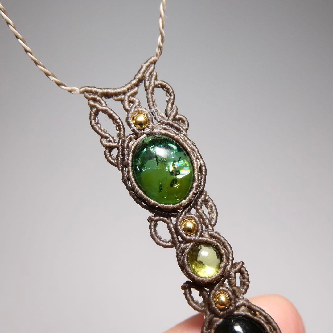 2種類のグリーンアンバー・ペリドットのマクラメネックレス