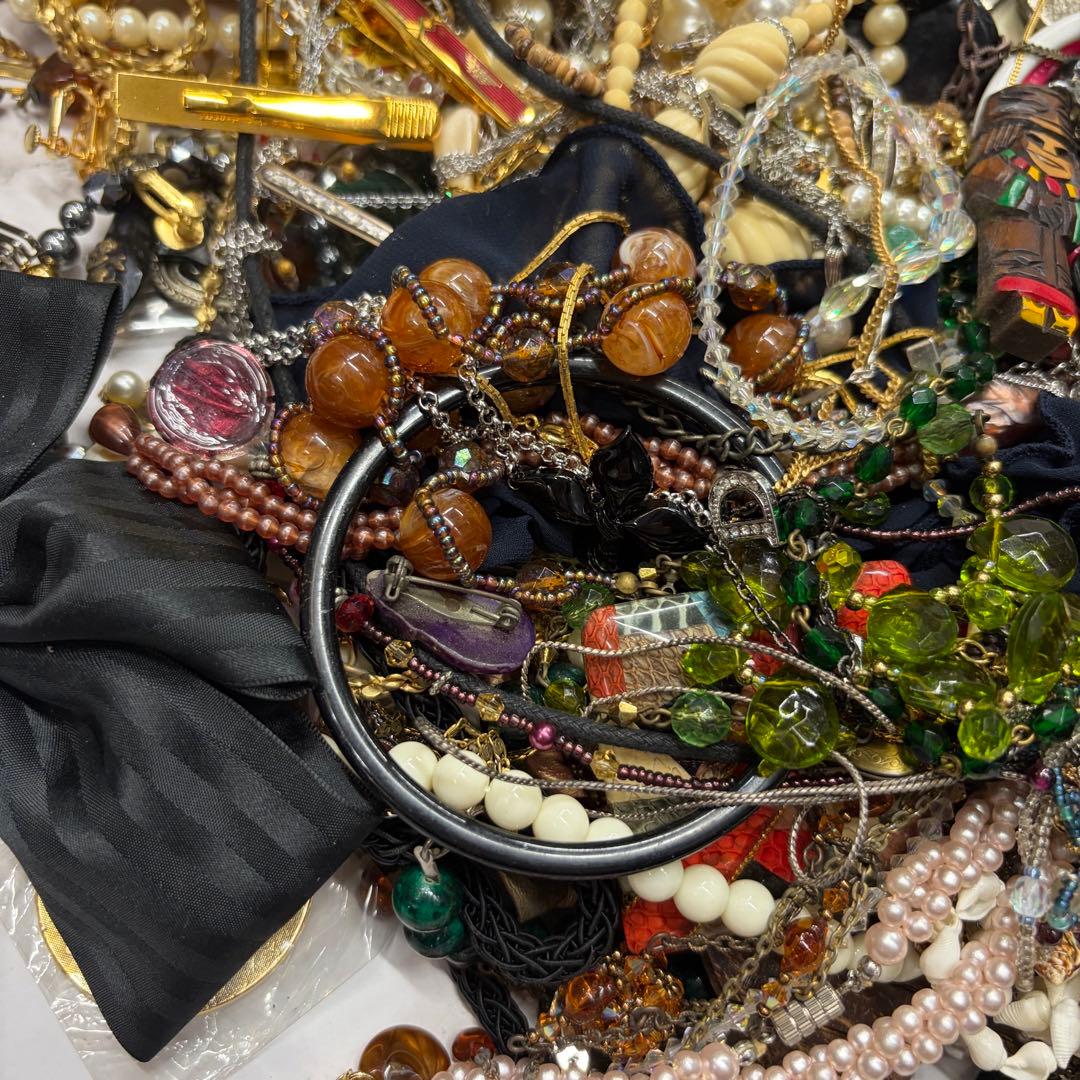 3.6キロ❗️ アクセサリー　まとめ売り　ジャンク　イミテーションアクセサリー