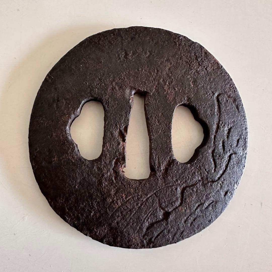 【埋忠作】鉄地　真丸形　獅子山水図彫　直径約7.3cm 厚4mm 重さ107g