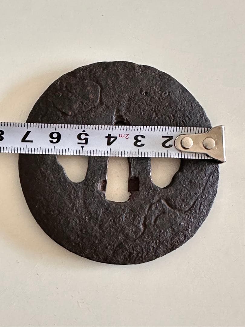 【埋忠作】鉄地　真丸形　獅子山水図彫　直径約7.3cm 厚4mm 重さ107g