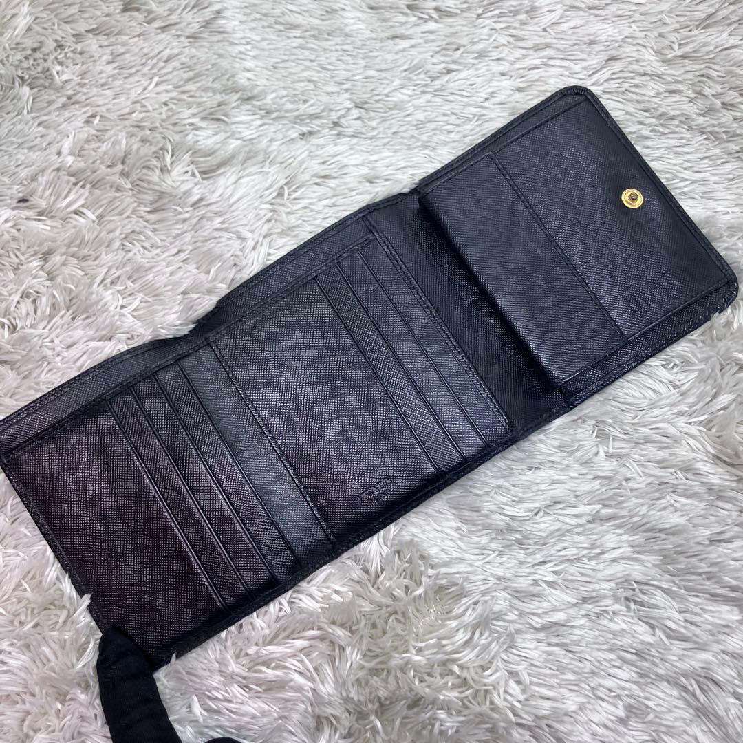 美品✨PRADA サフィアーノ メタルロゴ 二つ折り財布 フラップ ブラック