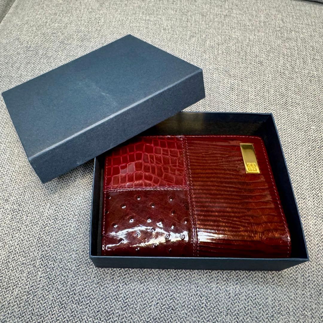 GIVENCHY ジバンシィ 二つ折り財布 型押しパテントレザー がま口