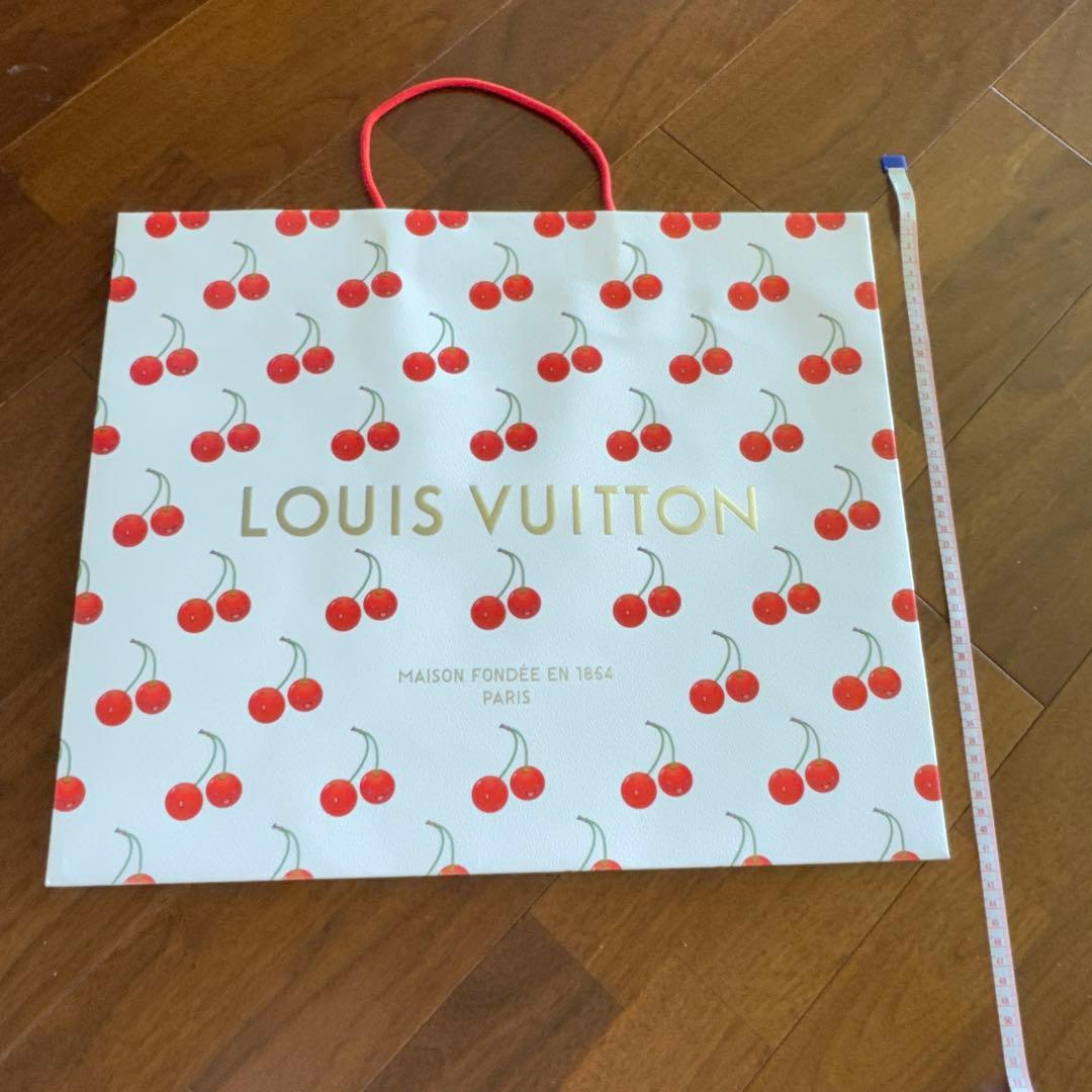LVチェリー柄ショップ袋1枚、チェリー柄ダンボール1点、包装用紐1点