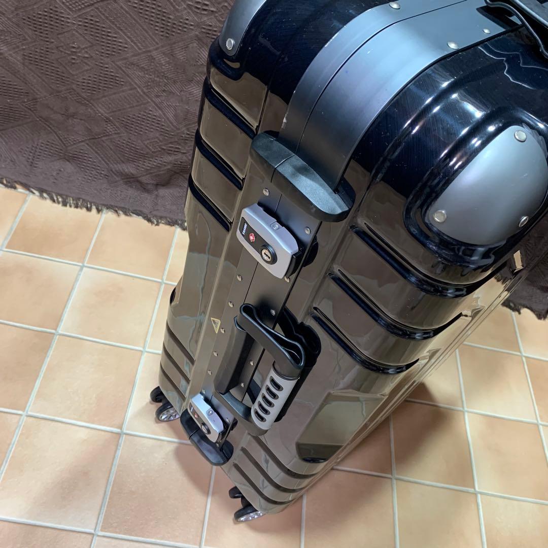 ESCAPE'S グリップマスター 83L 鍵２本付 スーツケース シフレ