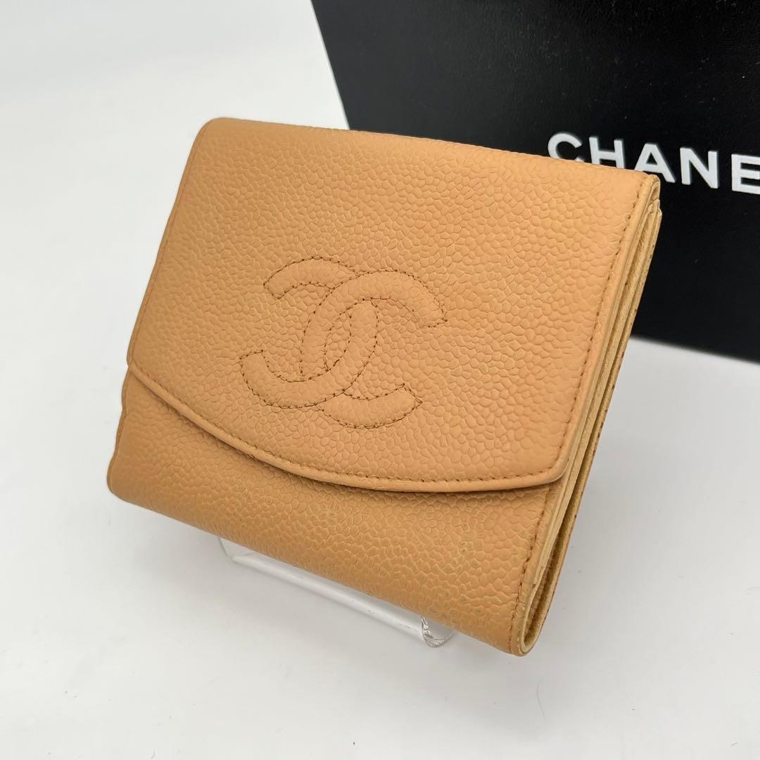 CHANEL 二つ折り財布 ココマーク キャビアスキン ロゴ入り ベージュ 本革