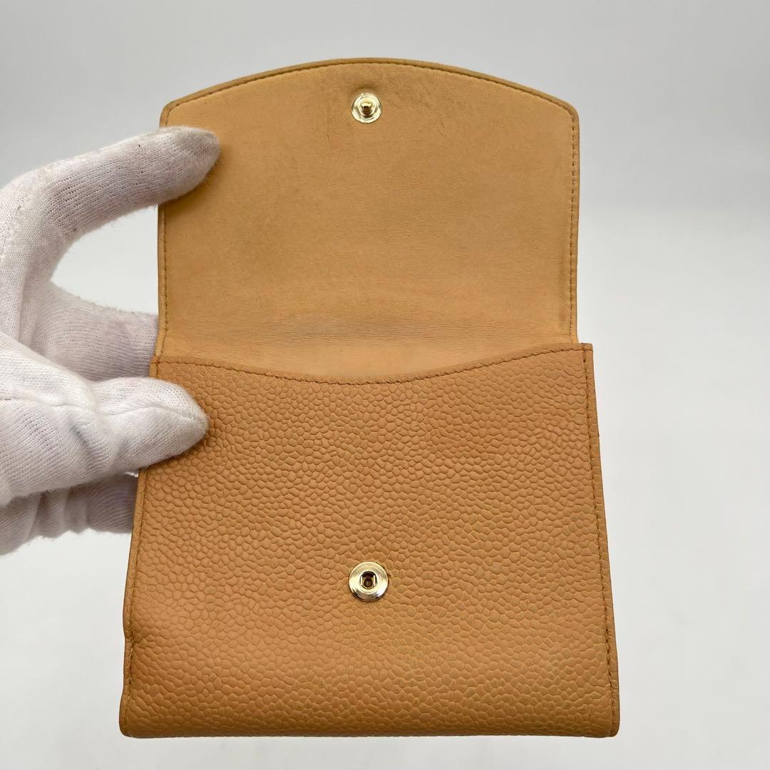 CHANEL 二つ折り財布 ココマーク キャビアスキン ロゴ入り ベージュ 本革