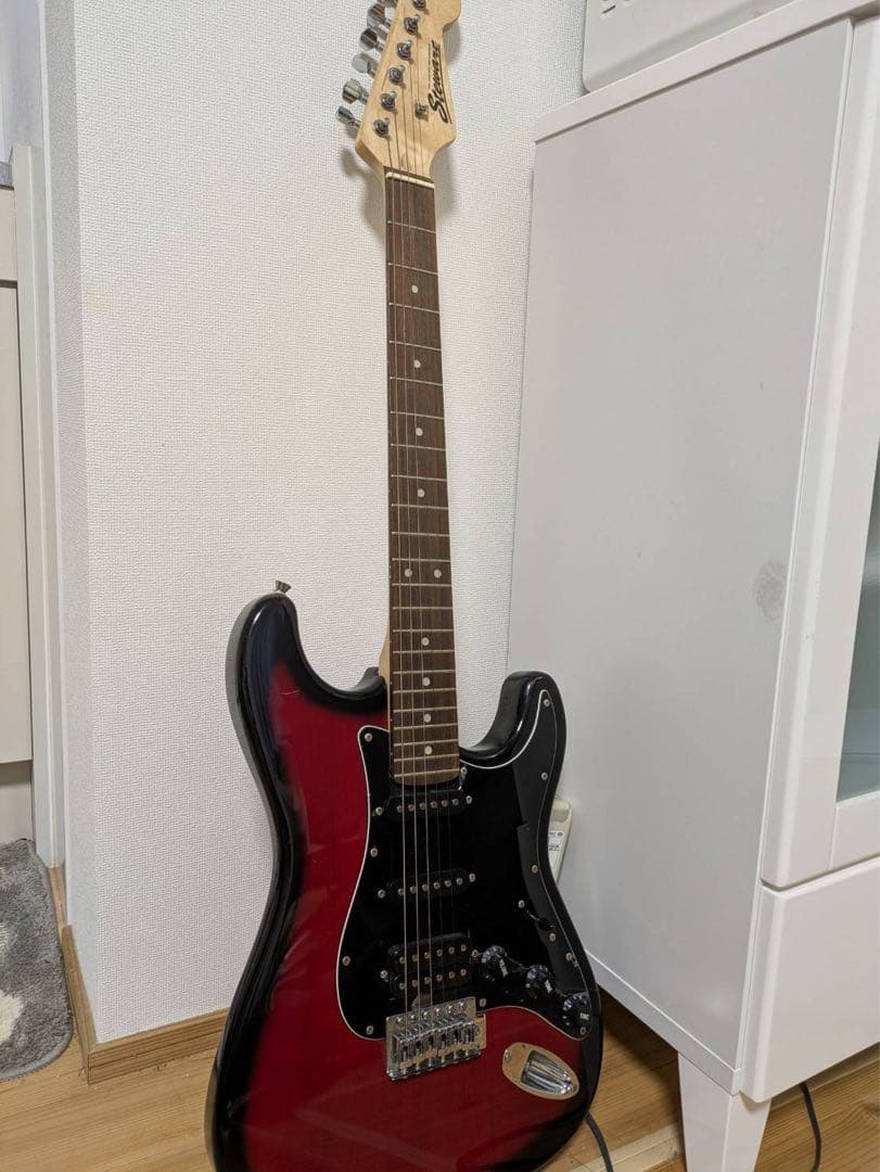 スチュワート ストラトキャスタータイプ エレキギター - レッド/ブラック中古
