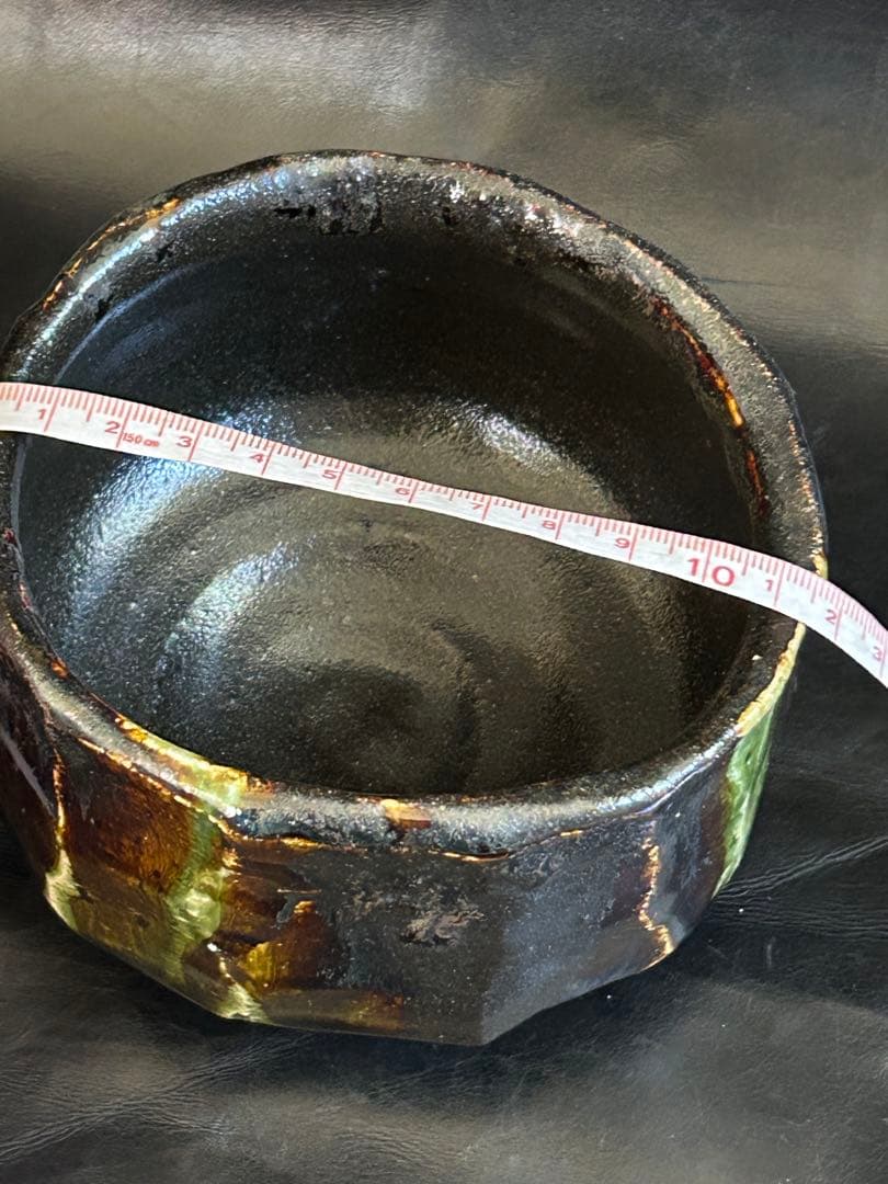 至高の究極の美◾️蔵から美しい形状と深みのある茶色と緑色の釉薬の抹茶茶碗が出てきた