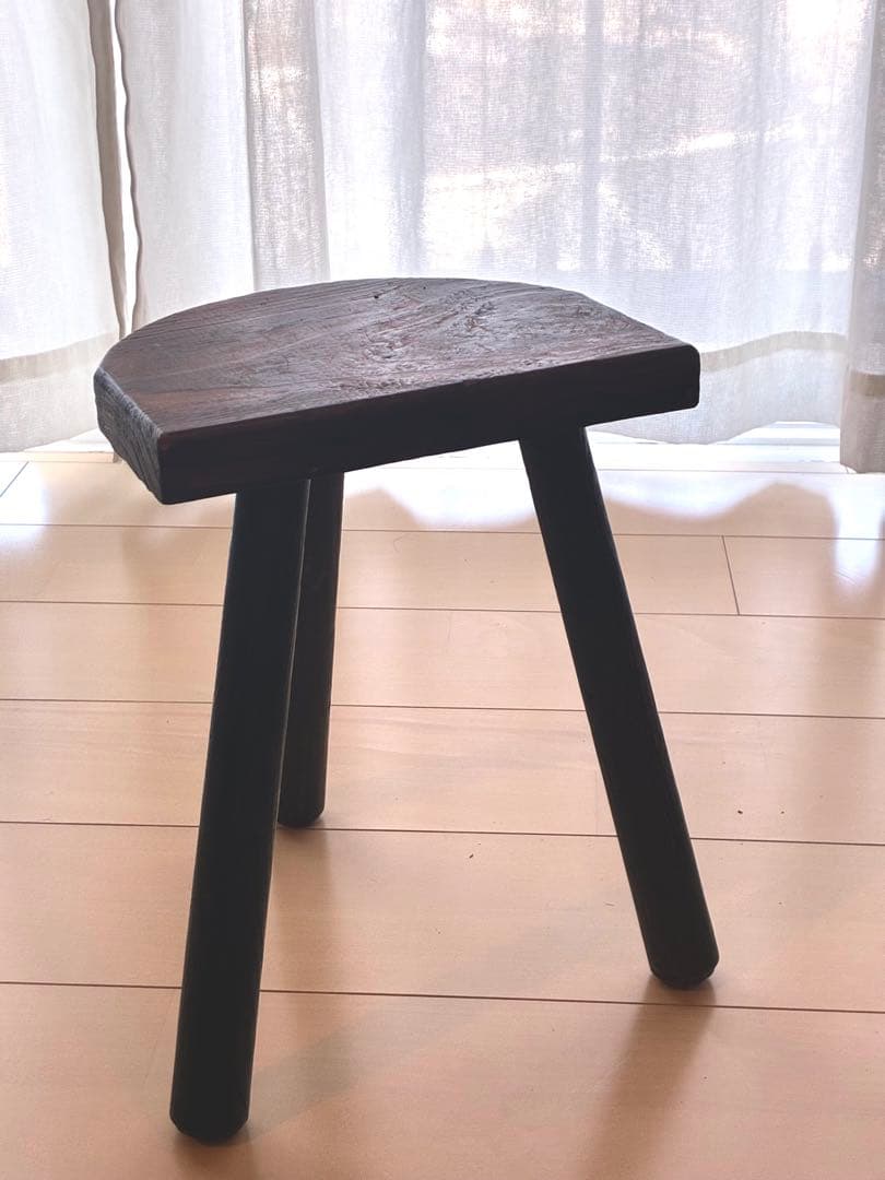 アンティーク スペイン産木製半円形スツール 3本脚