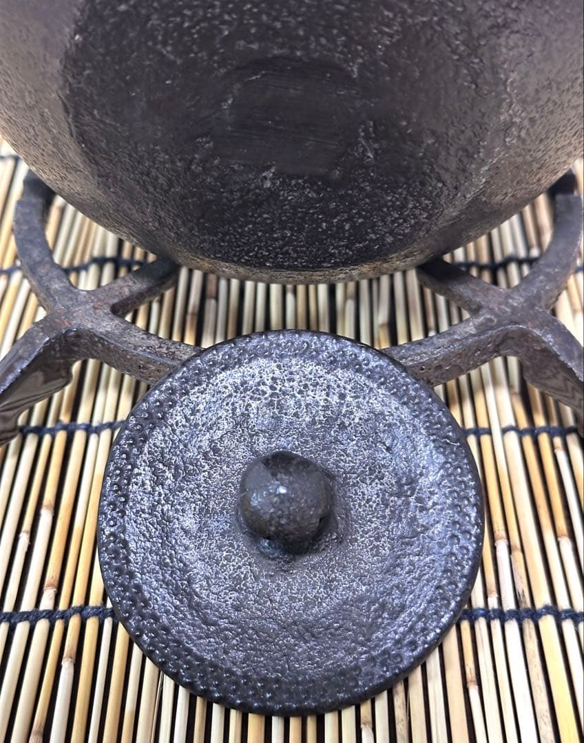 新品、供箱等付属品付　南部藤枝工房　藤枝　昌行作　１２型アラレ　南部鉄瓶