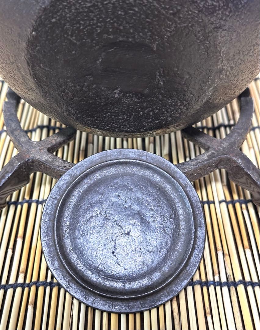 新品、供箱等付属品付　南部藤枝工房　藤枝　昌行作　１２型アラレ　南部鉄瓶