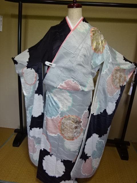 振り袖　黒地に雪の輪柄