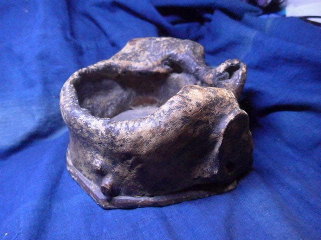 大変古い、自然の古木を使った木製小物入れ 自然な形状