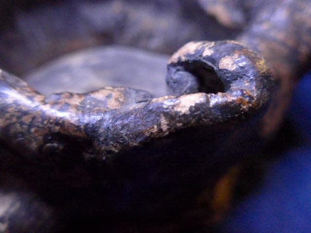 大変古い、自然の古木を使った木製小物入れ 自然な形状