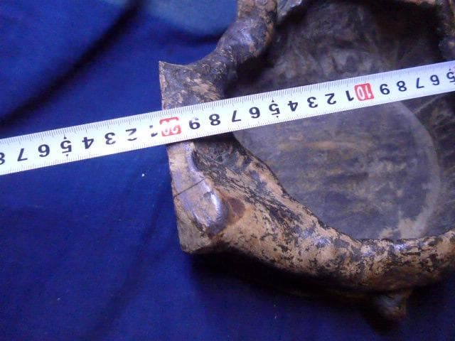 大変古い、自然の古木を使った木製小物入れ 自然な形状