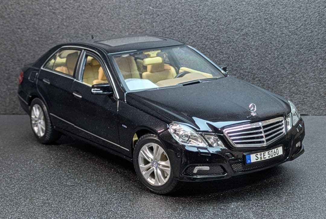 マイスト　maisto　1/18　メルセデスベンツ　Eクラス E-klass