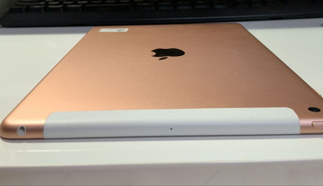 Apple iPad　第8世代　128GB　ゴールド　充電ケーブル付き