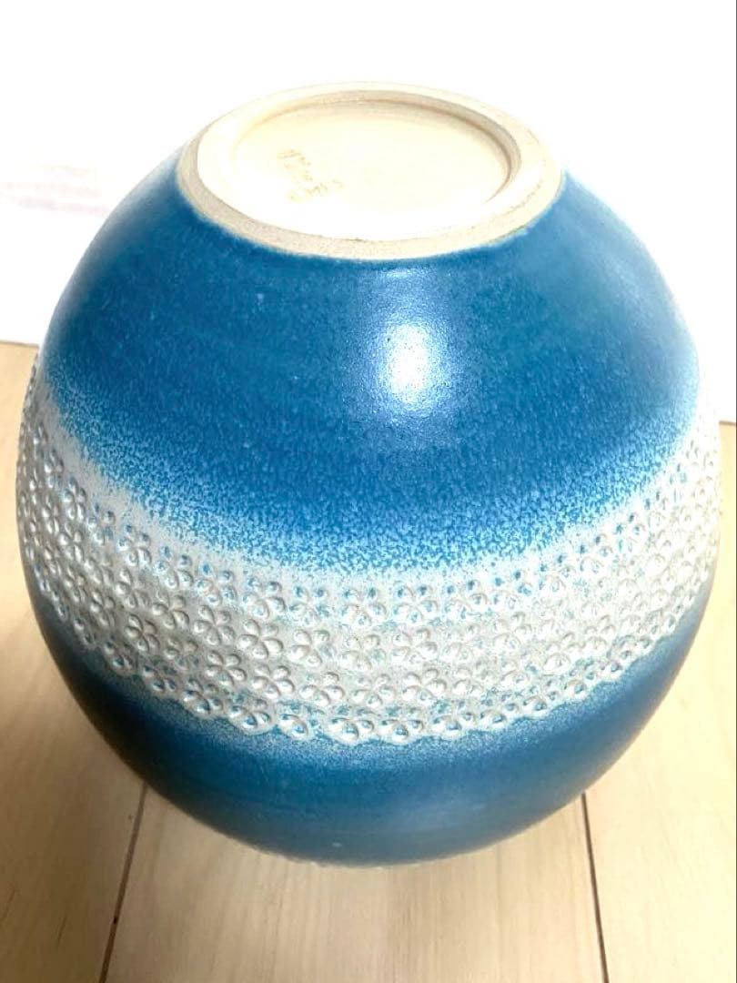 青釉点線文花生　青と白の花瓶 上部と下部に小さな花のような点線模様（象嵌）あり