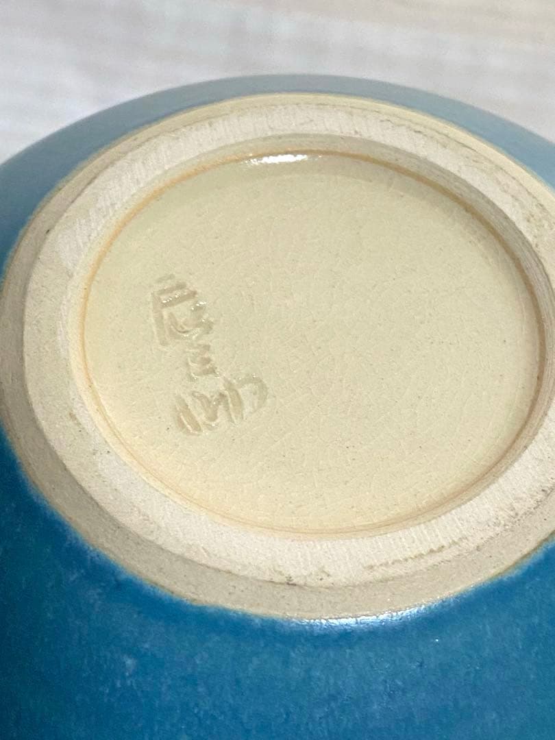 青釉点線文花生　青と白の花瓶 上部と下部に小さな花のような点線模様（象嵌）あり