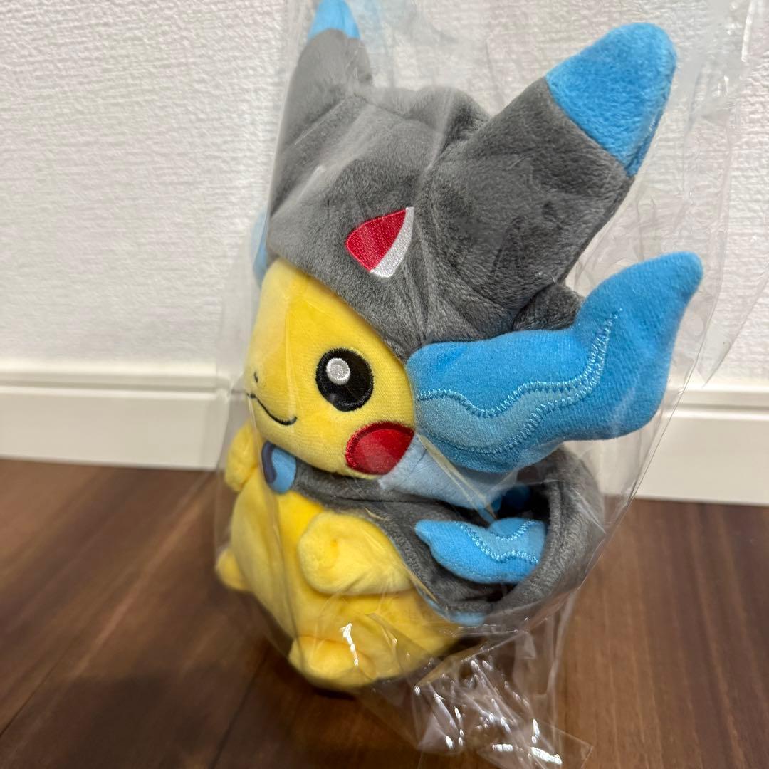 メガリザードンXのポンチョを着たピカチュウ ぬいぐるみ