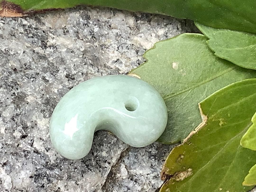 ✳神様からの授かり*糸魚川翡翠勾玉　極上高品質端材使用　縁起良い御守り　鑑別書付