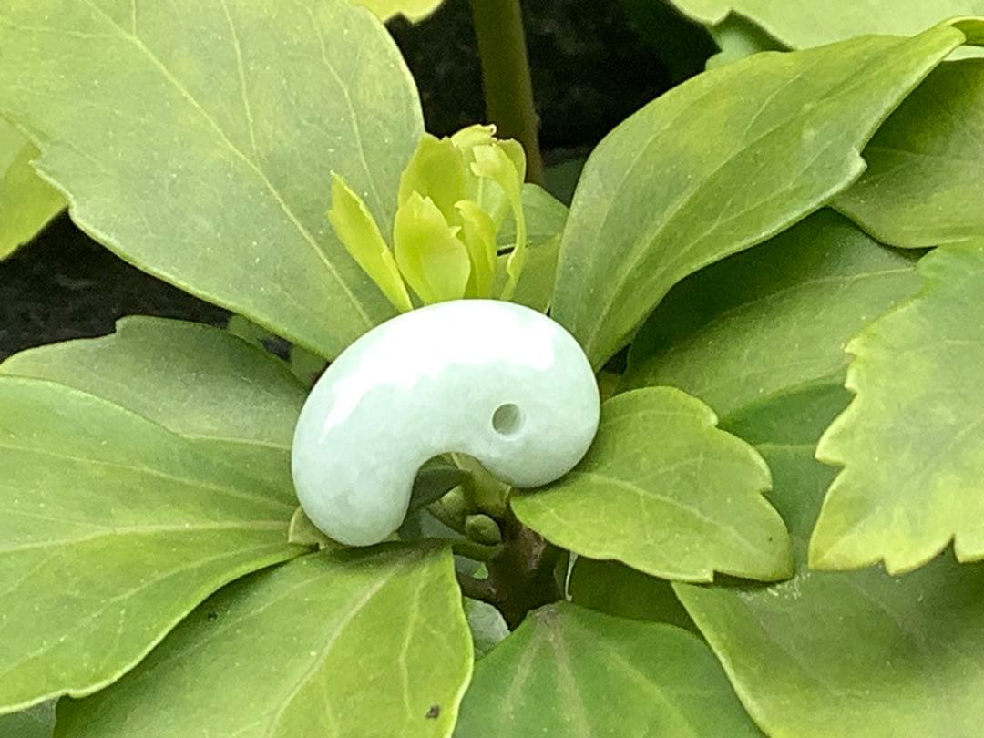 ✳神様からの授かり*糸魚川翡翠勾玉　極上高品質端材使用　縁起良い御守り　鑑別書付