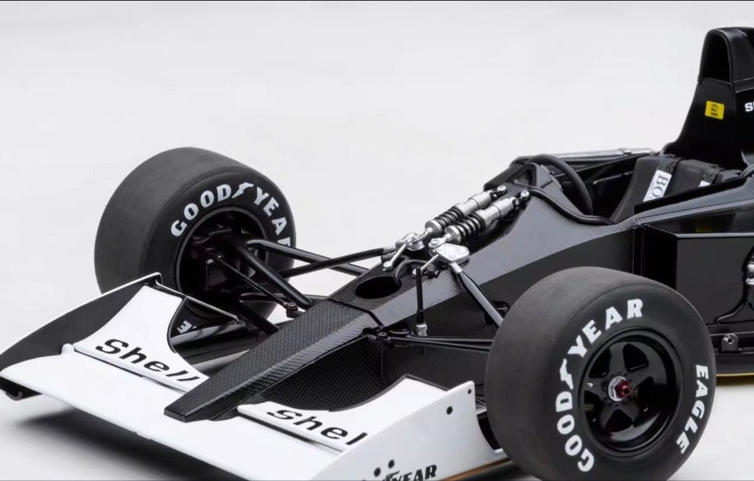 AUTOart McLaren MP4/8 1/18スケールモデル ミニカー