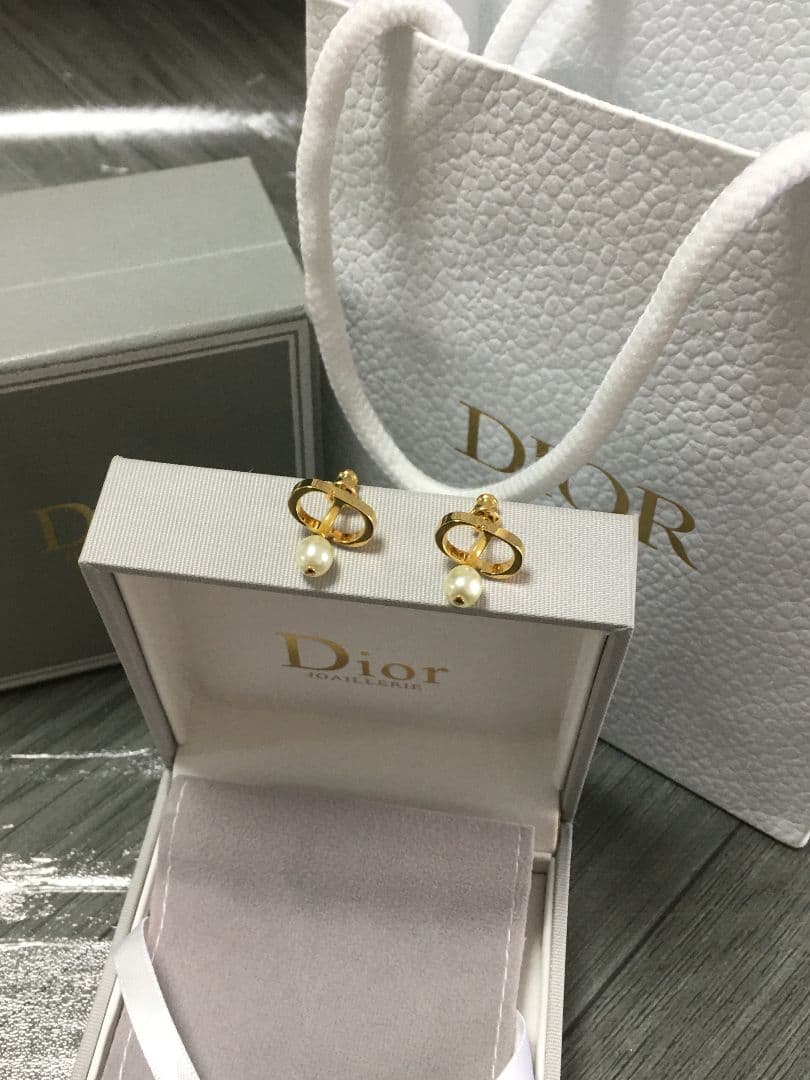 金色のハンドルのはさみ