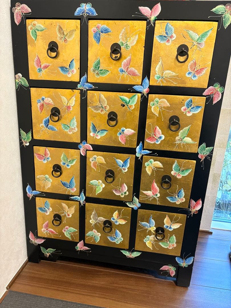 蝶の装飾が美しい収納棚