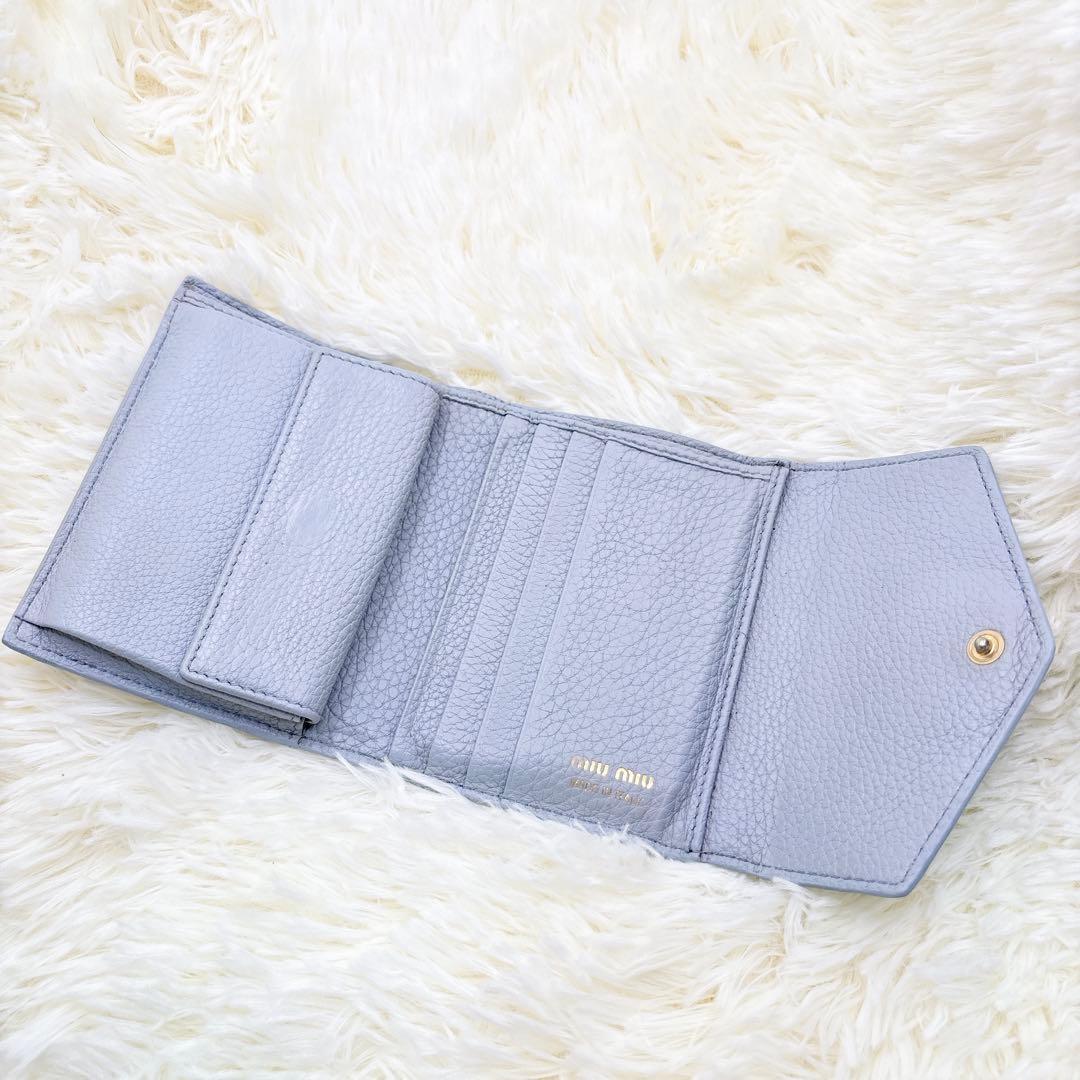 現行♡ミュウミュウ 三つ折り財布 ヴィッテロダイノレザー コーンフラワーブルー