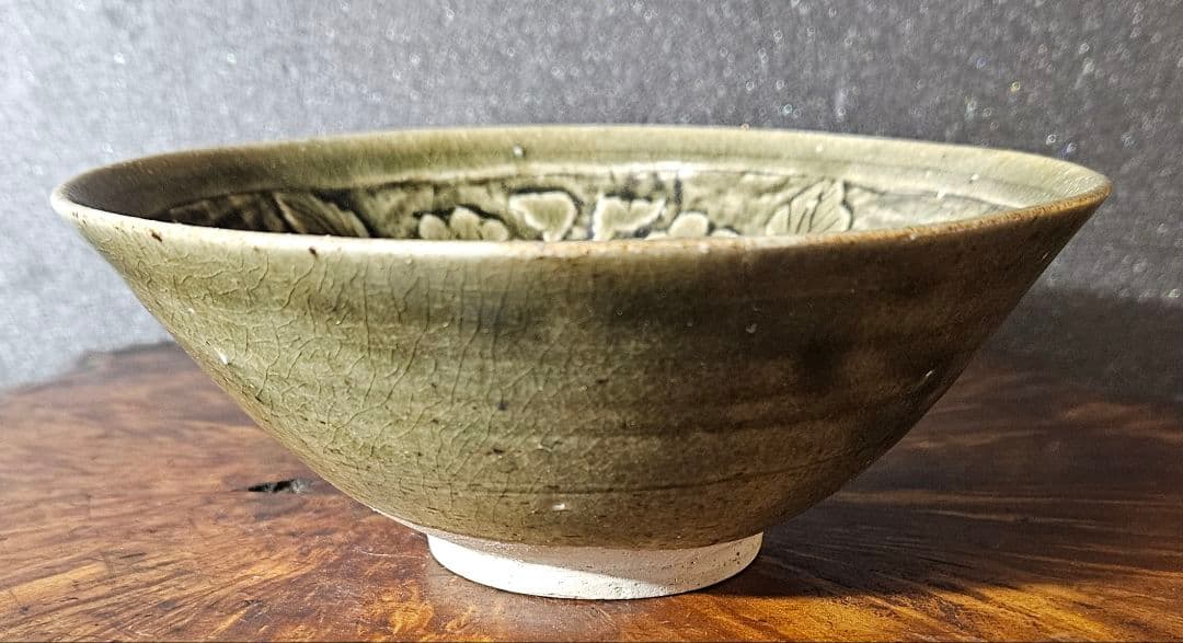 中国古美術　中国古陶磁器　耀州窯系　陽刻浮彫　十字文様　草花文様　青磁碗　茶碗