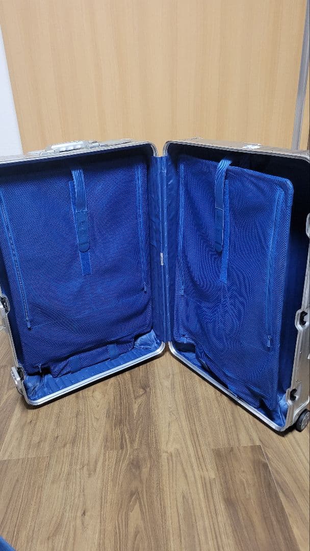 RIMOWA シルバー キャリーケース 内装青 ホイール損傷あり