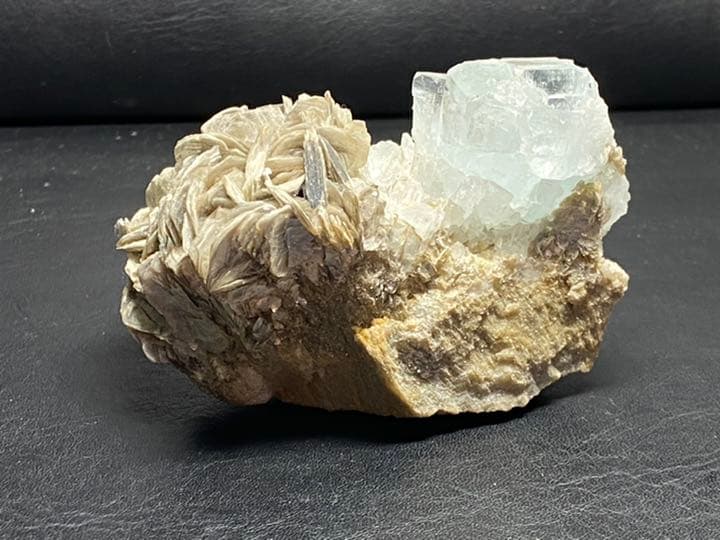 アクアマリン　結晶　マイカ　雲母　221g