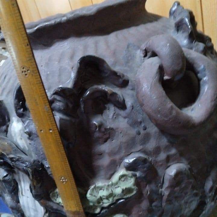 動物モチーフの陶器の大きな壺