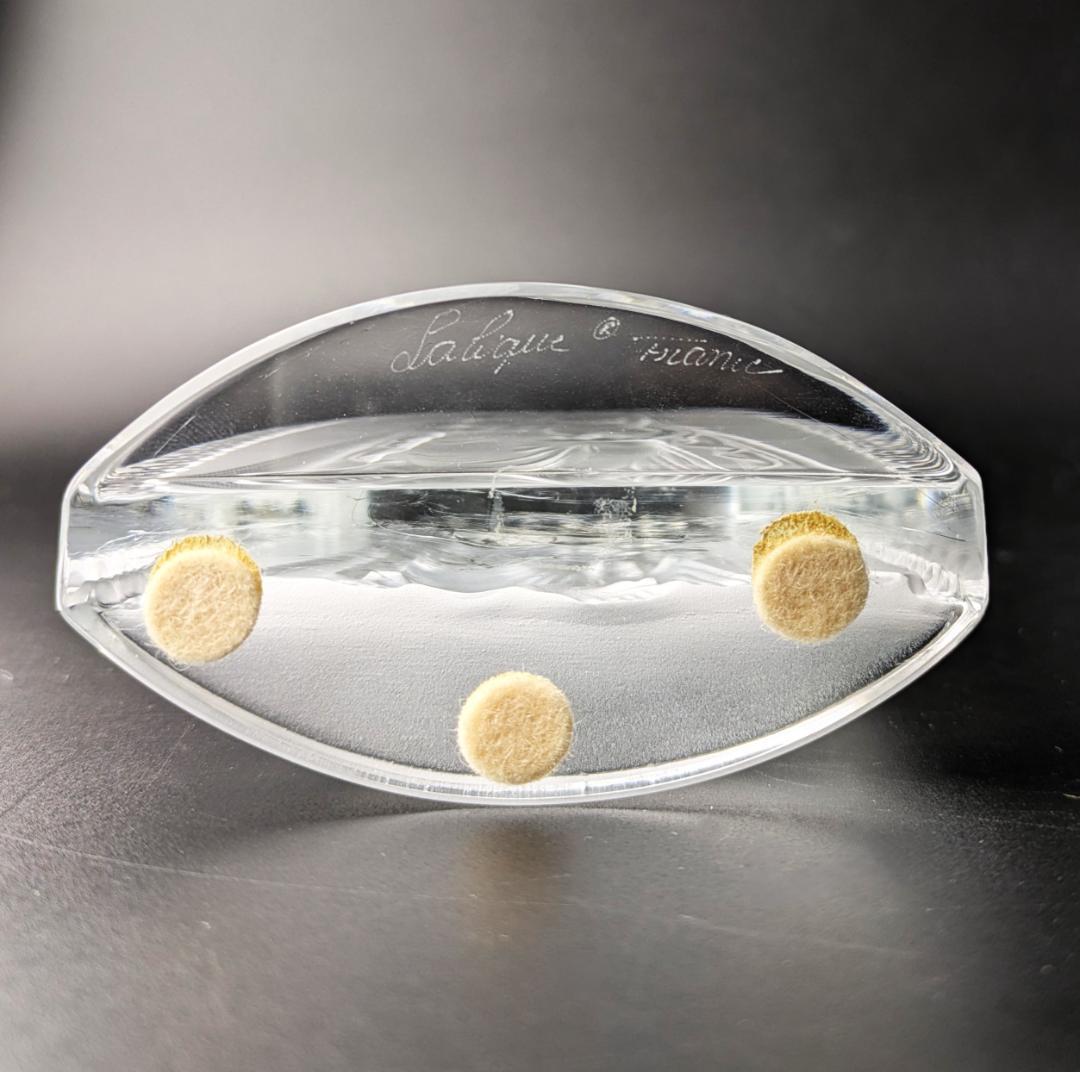 ★ラリック 祈りを込めた跪く聖母子像—神秘の輝きと慈愛の光輪が宿る逸品サインあり