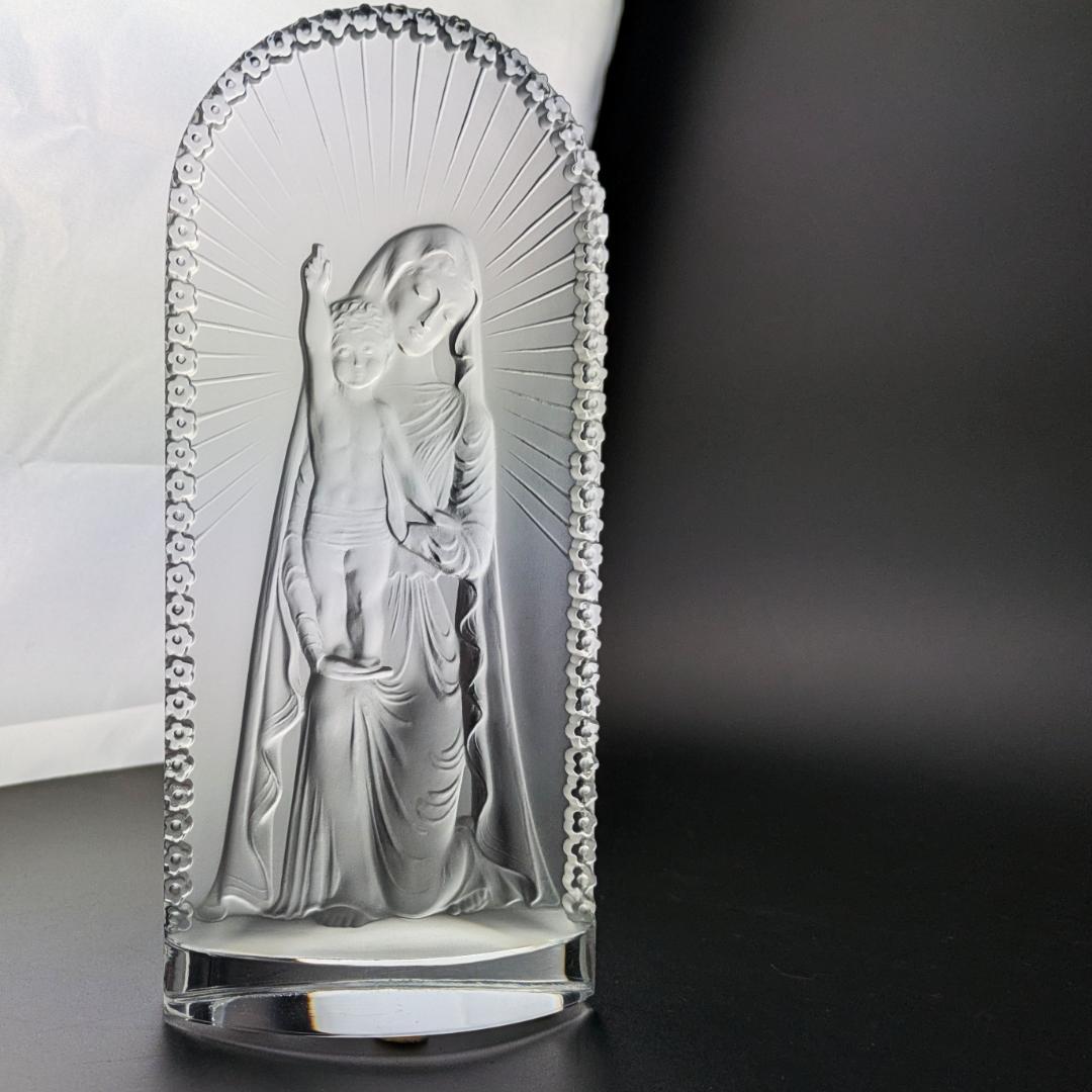 ★ラリック 祈りを込めた跪く聖母子像—神秘の輝きと慈愛の光輪が宿る逸品サインあり