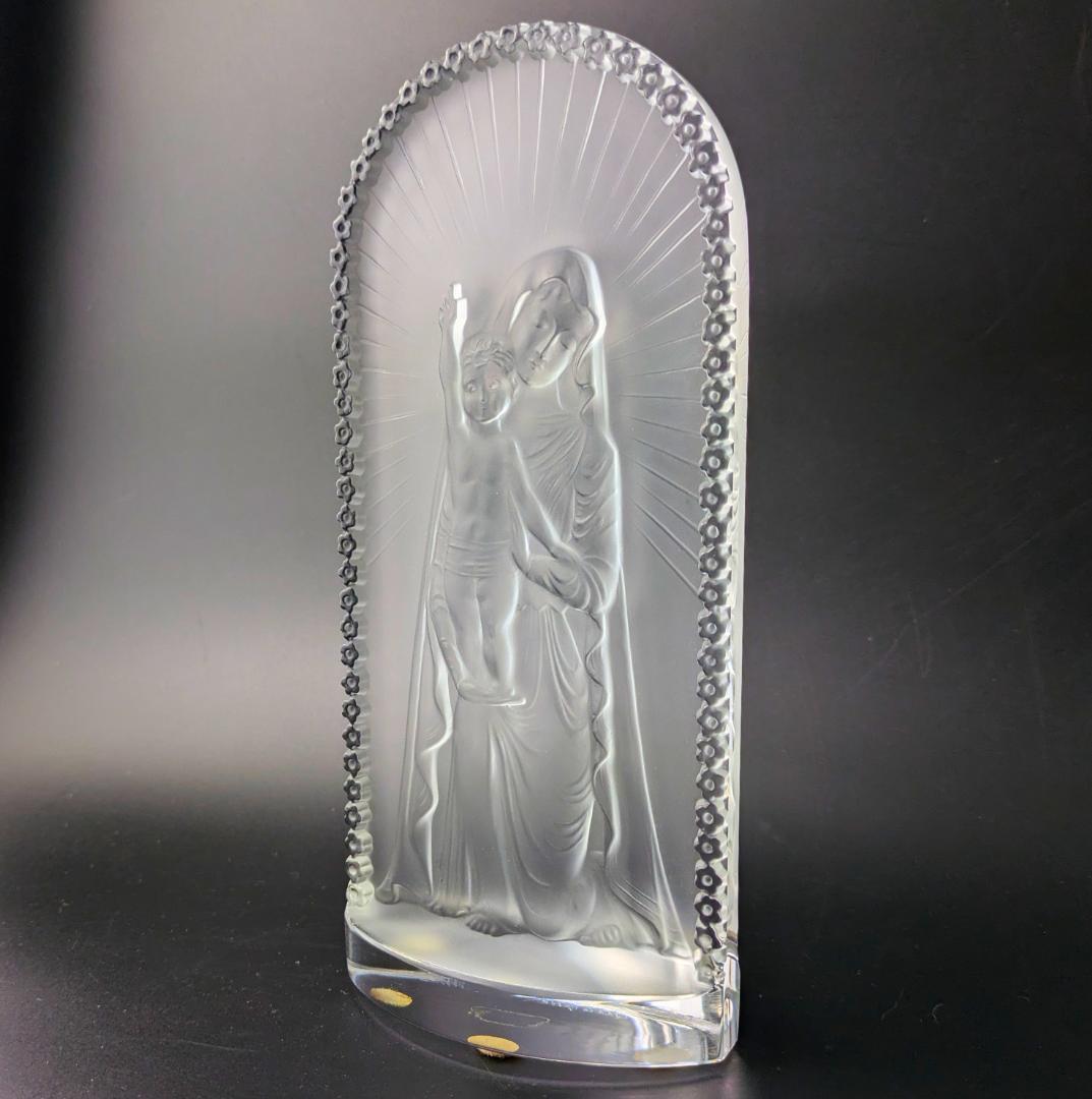 ★ラリック 祈りを込めた跪く聖母子像—神秘の輝きと慈愛の光輪が宿る逸品サインあり
