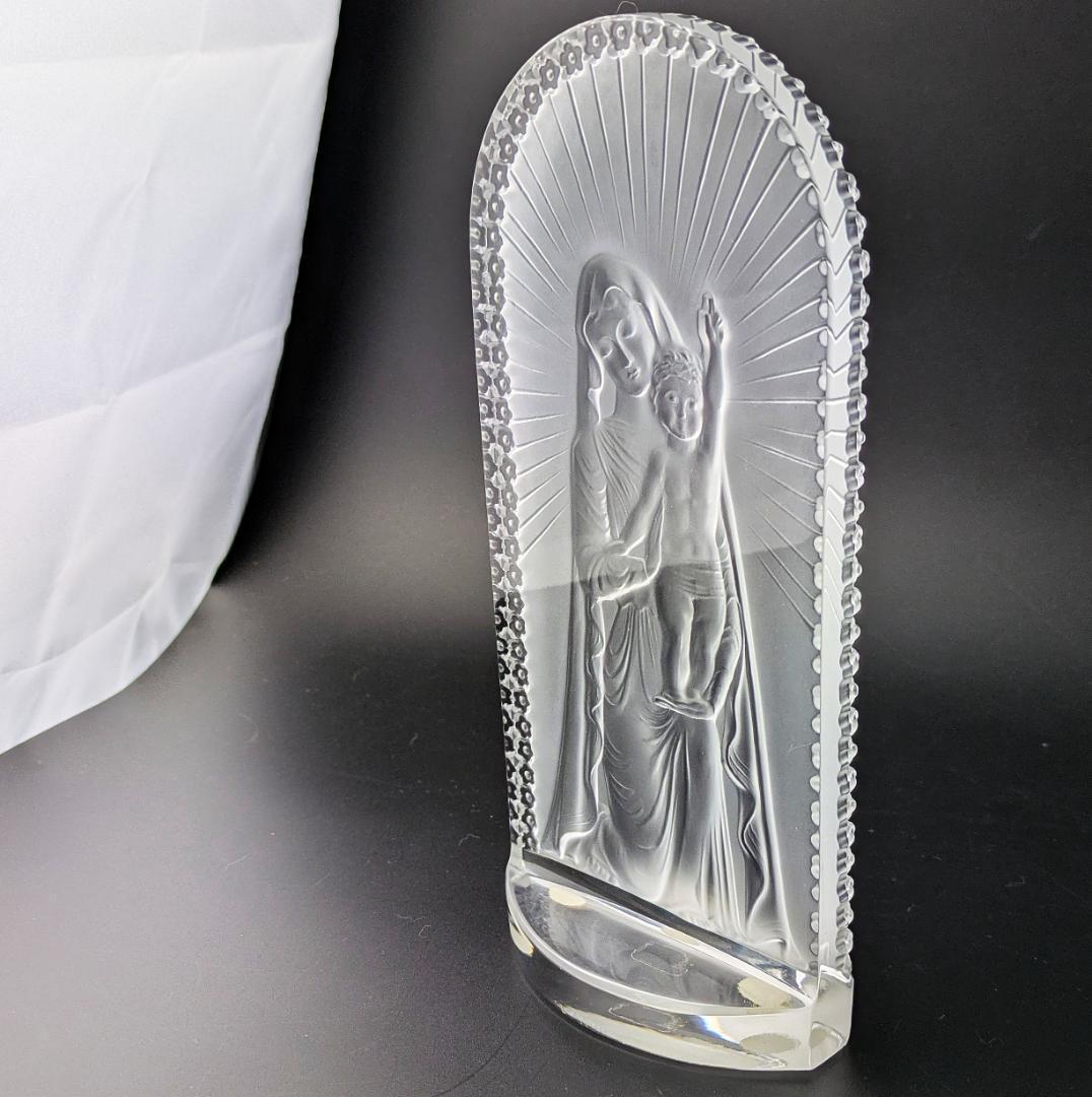 ★ラリック 祈りを込めた跪く聖母子像—神秘の輝きと慈愛の光輪が宿る逸品サインあり