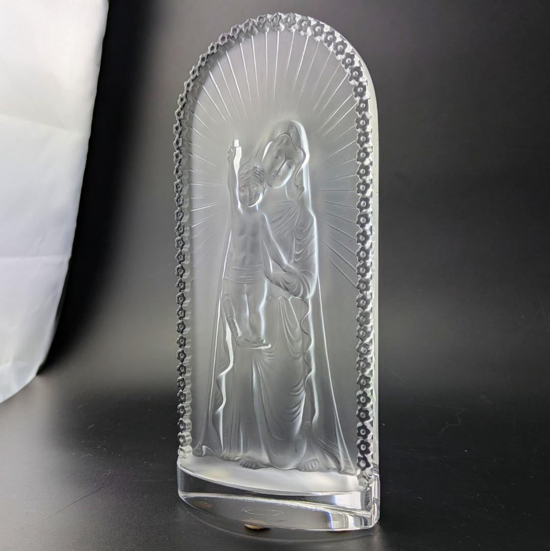 ★ラリック 祈りを込めた跪く聖母子像—神秘の輝きと慈愛の光輪が宿る逸品サインあり