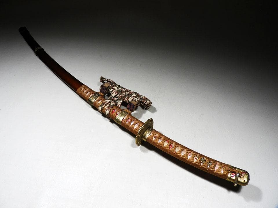 ●模造刀 金梨地 弦葉紋蒔絵糸巻太刀拵 大和刀 湾れ刃 リアル コスプレにも