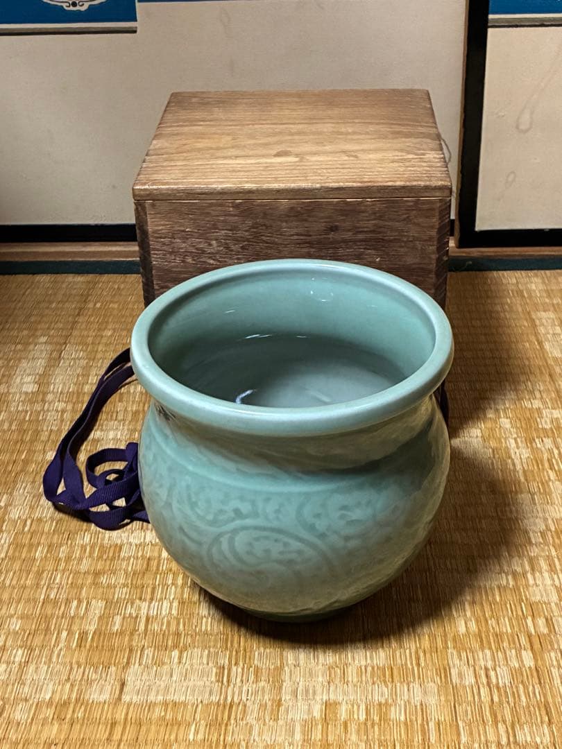 中国 唐物 青磁 龍泉窯 陽刻 丸壺 木箱付