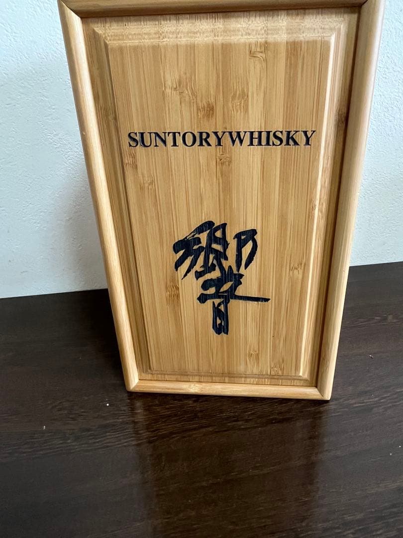サントリー　響　ウイスキー　金ラベル　金キャップ　750ml