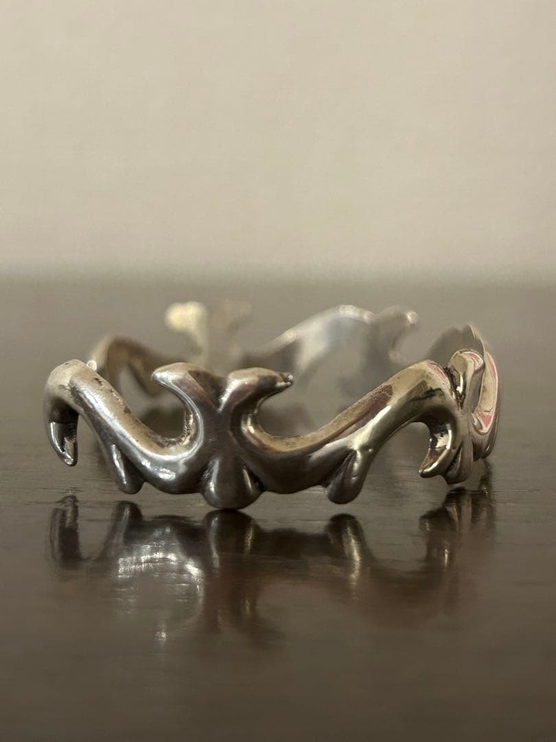 アクセサリー Vintage Navajo Sand Cast Bangle starring